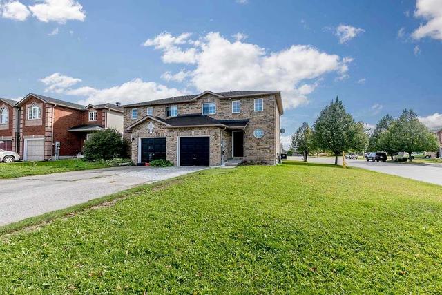 15 Hewitt Pl, House semidetached with 3 bedrooms, 2 bathrooms and 3 parking in Barrie ON | Card Image