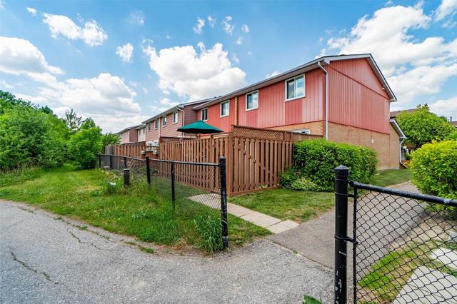 32 Carisbrooke Crt, Townhouse with 3 bedrooms, 2 bathrooms and 2 parking in Brampton ON | Image 33