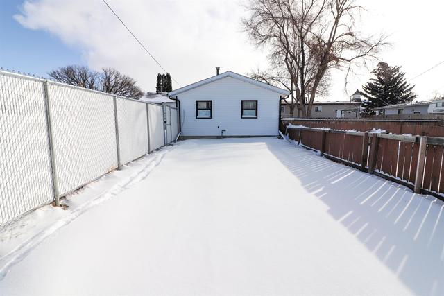 328 2 Street Se, House detached with 4 bedrooms, 2 bathrooms and 3 parking in Redcliff AB | Image 32