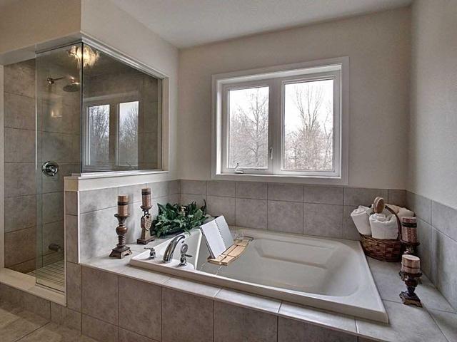 7696 Tupelo Cres, House detached with 4 bedrooms, 3 bathrooms and 6 parking in Niagara Falls ON | Image 4