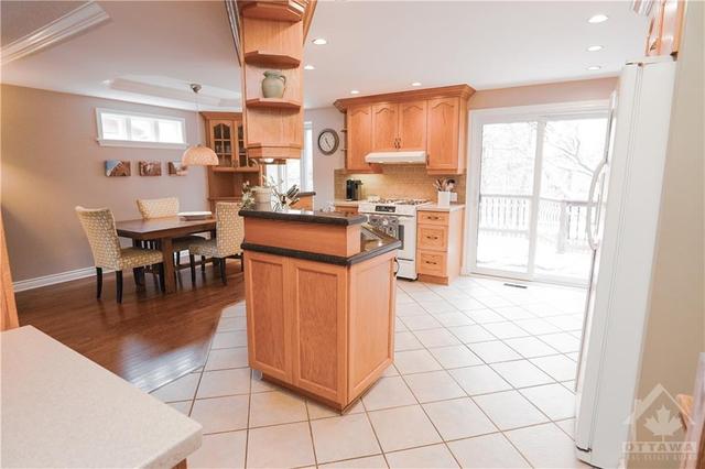 7 Brodeur Crescent, House detached with 3 bedrooms, 3 bathrooms and 6 parking in Ottawa ON | Image 8
