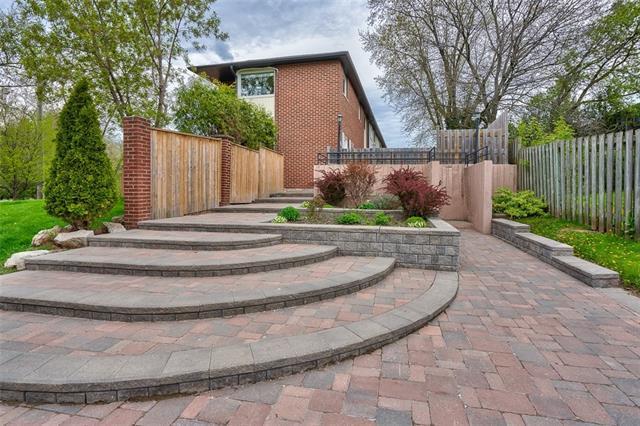 4 - 2054 Lakeshore Rd W, Townhouse with 3 bedrooms, 2 bathrooms and 1 parking in Oakville ON | Image 1