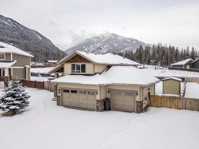 2311 Falcon Court, House detached with 3 bedrooms, 2 bathrooms and 5 parking in Sparwood BC | Image 9