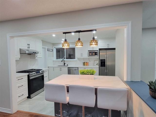38 Addington Cres, House detached with 3 bedrooms, 2 bathrooms and 5 parking in Brampton ON | Image 12