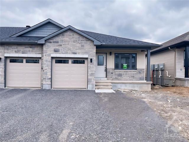122 Seabert Drive, Townhouse with 3 bedrooms, 3 bathrooms and 3 parking in Arnprior ON | Image 1