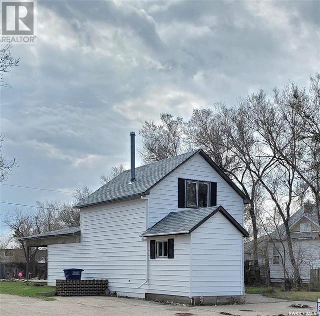 321 1st Street W, House detached with 2 bedrooms, 2 bathrooms and null parking in Ponteix SK | Image 43