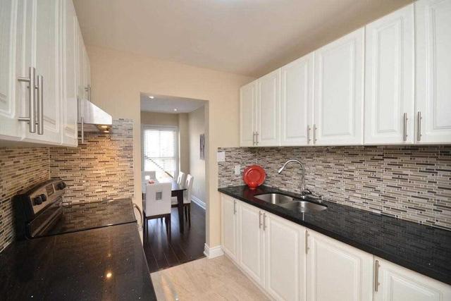 66 Fleetwood Cres, Townhouse with 3 bedrooms, 2 bathrooms and 1 parking in Brampton ON | Image 8
