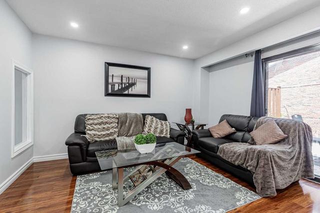 32 Trailridge Cres, Townhouse with 3 bedrooms, 3 bathrooms and 2 parking in Toronto ON | Image 3