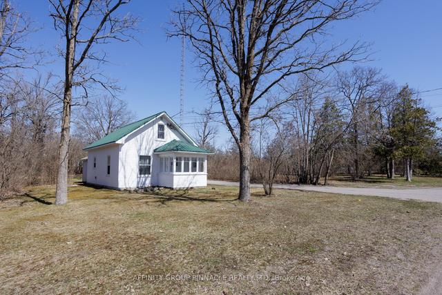 49 Prince St W, House detached with 2 bedrooms, 1 bathrooms and 5 parking in Kawartha Lakes ON | Image 12