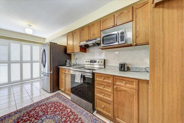 136 Kayla Cres, House attached with 3 bedrooms, 4 bathrooms and 3 parking in Vaughan ON | Image 6