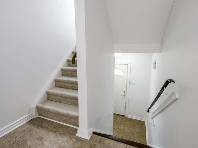 77 Morley Cres, Townhouse with 3 bedrooms, 2 bathrooms and 1 parking in Brampton ON | Image 3