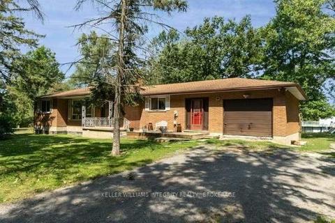 5801 Bossert Rd, House detached with 2 bedrooms, 1 bathrooms and 7 parking in Niagara Falls ON | Card Image