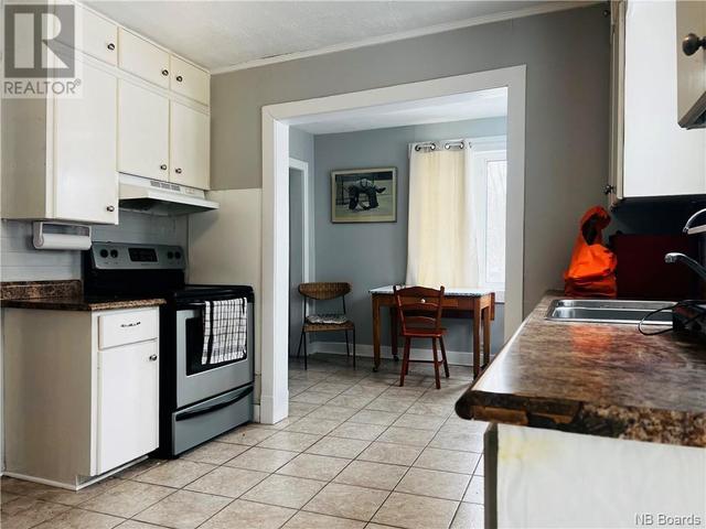 530 Queen Street, House detached with 1 bedrooms, 1 bathrooms and null parking in Bathurst NB | Image 2