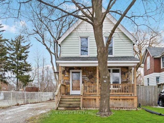 278 Emma St, House detached with 6 bedrooms, 2 bathrooms and 6 parking in Sarnia ON | Image 1