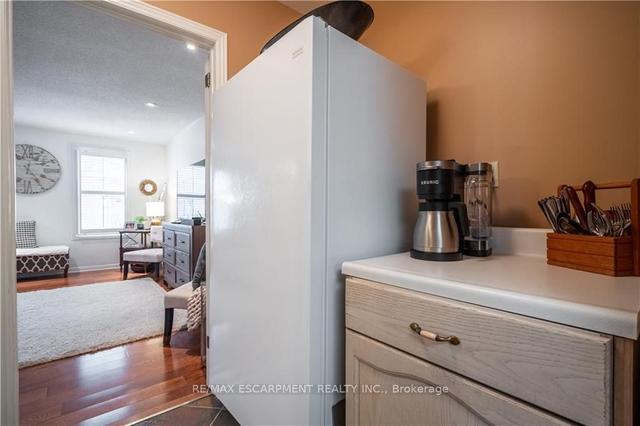 15 - 105 Wilson St W, Townhouse with 3 bedrooms, 2 bathrooms and 2 parking in Hamilton ON | Image 2