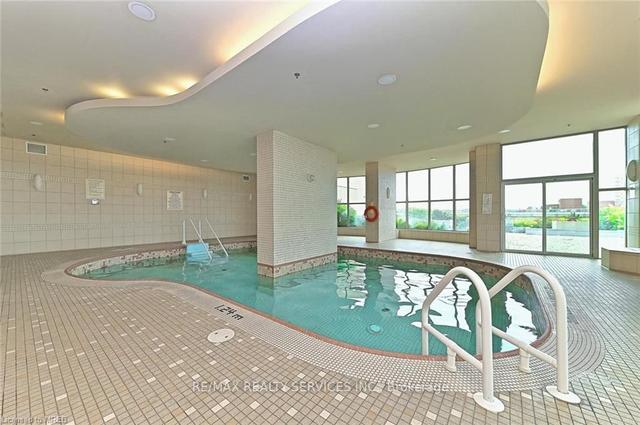 2201 - 9 George St, Condo with 2 bedrooms, 1 bathrooms and 1 parking in Brampton ON | Image 32