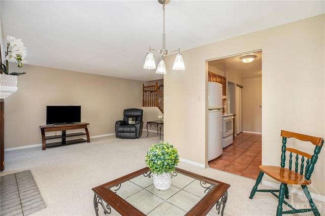 2012 Summerfields Crescent, Townhouse with 3 bedrooms, 3 bathrooms and 2 parking in Ottawa ON | Image 11