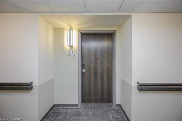 211 - 3290 New St, Condo with 1 bedrooms, 2 bathrooms and 1 parking in Burlington ON | Image 3
