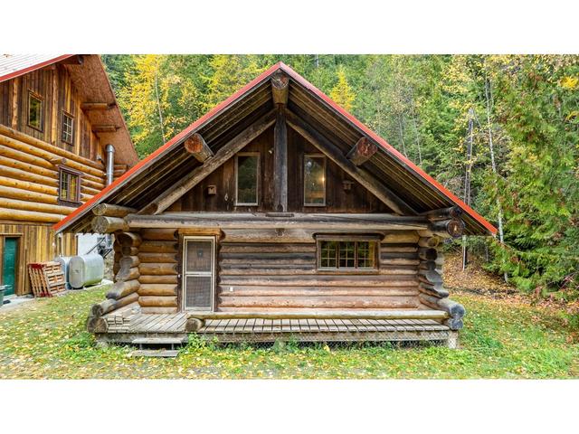 2197 Highway 3, House detached with 2 bedrooms, 2 bathrooms and 4 parking in Central Kootenay C BC | Image 3