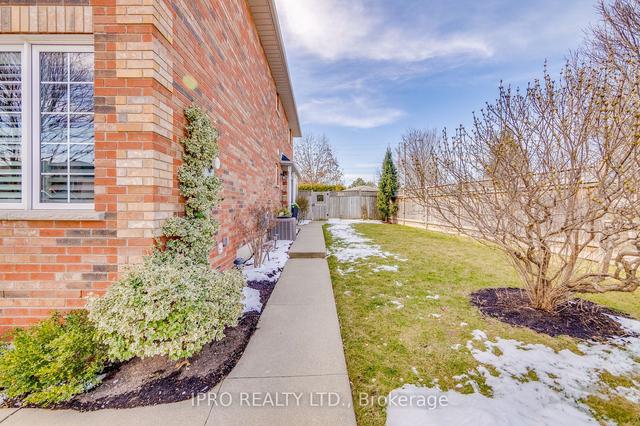1332 Blanshard Dr, House attached with 3 bedrooms, 3 bathrooms and 3 parking in Burlington ON | Image 32