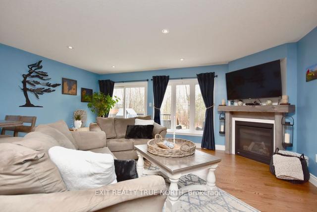 15 Cardinal Crt, House detached with 2 bedrooms, 2 bathrooms and 6 parking in Tay ON | Image 2