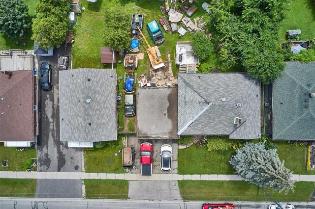 301 Elgin St W, House detached with 3 bedrooms, 2 bathrooms and 5 parking in Oshawa ON | Image 7