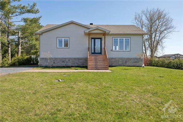 2824 St Pascal Road, House detached with 3 bedrooms, 2 bathrooms and 6 parking in Clarence Rockland ON | Image 1