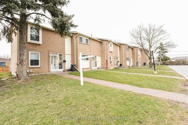 71 Craigleigh Cres, Townhouse with 3 bedrooms, 2 bathrooms and 1 parking in Brampton ON | Image 12