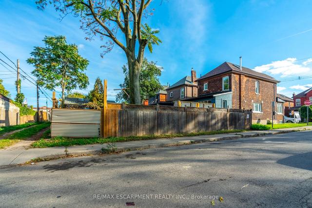 77 Francis St, House detached with 3 bedrooms, 1 bathrooms and 0 parking in Hamilton ON | Image 35