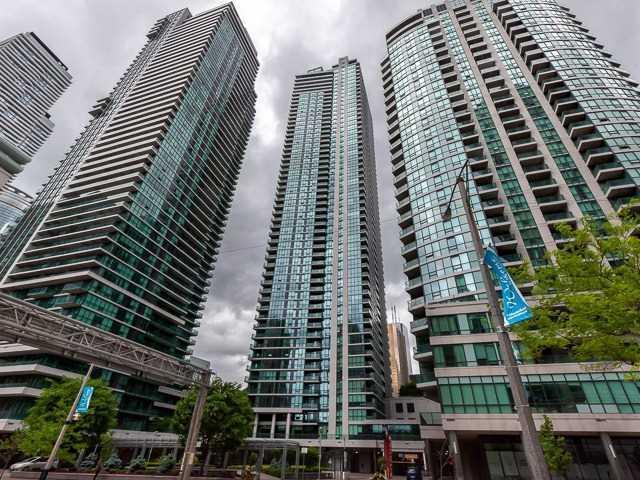 404 - 18 Harbour St, Condo with 2 bedrooms, 2 bathrooms and 1 parking in Toronto ON | Image 2