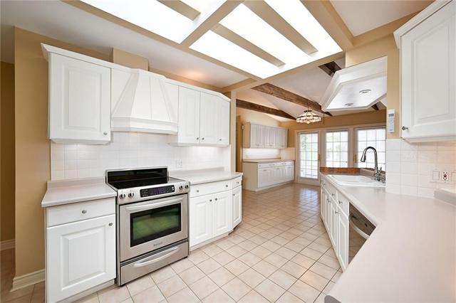 8 Erinbrook Crescent, House detached with 2 bedrooms, 3 bathrooms and 4 parking in St. Catharines ON | Image 4