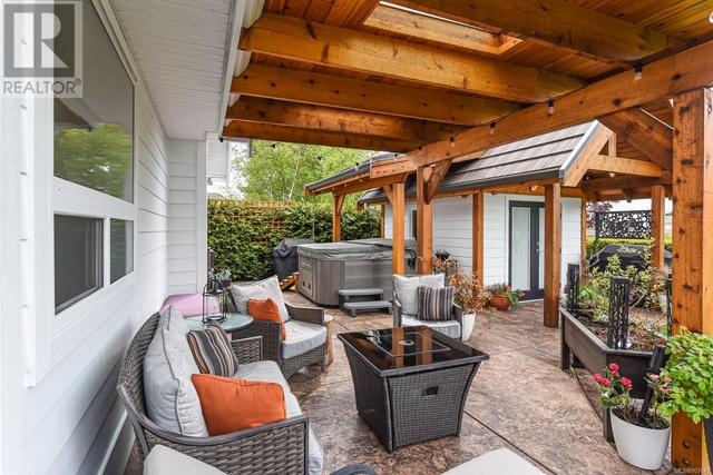 Covered patio with hot tub plus workshop | Image 9