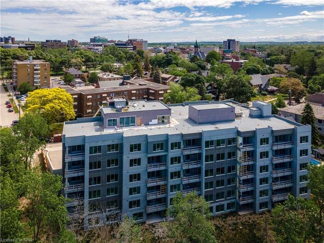 304 - 77 Yates Street, House attached with 2 bedrooms, 3 bathrooms and 1 parking in St. Catharines ON | Image 1