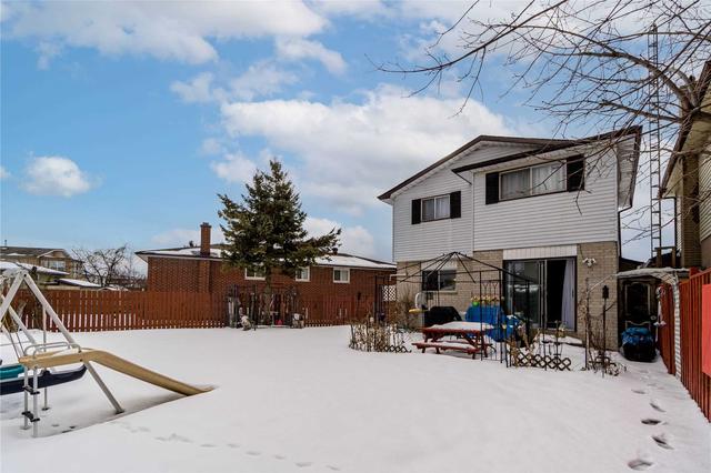 19 Shademaster Crt, House attached with 3 bedrooms, 2 bathrooms and 3 parking in Toronto ON | Image 11