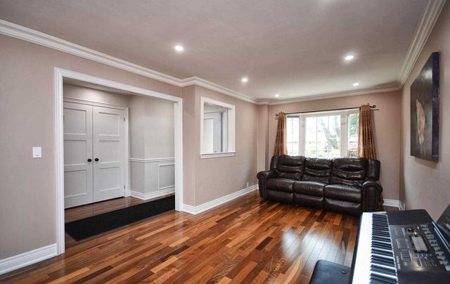 123 Colvin Cres, House detached with 4 bedrooms, 4 bathrooms and 4 parking in Vaughan ON | Image 3