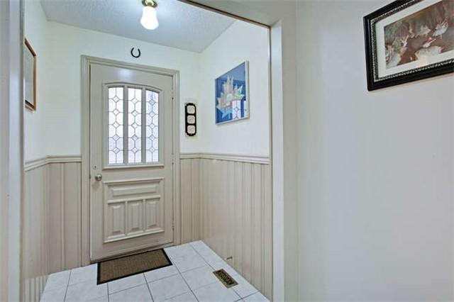 156 Snowshoe Cres, House attached with 4 bedrooms, 2 bathrooms and 2 parking in Markham ON | Image 2