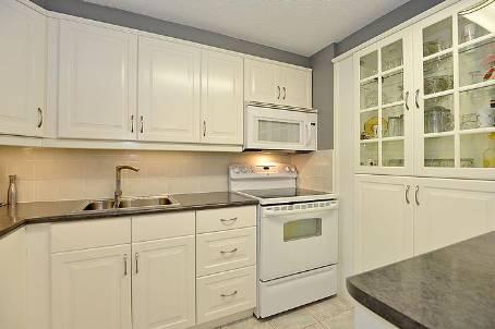 915 Elmsmere Rd, Condo with 2 bedrooms, 1 bathrooms and 1 parking in Ottawa ON | Image 2
