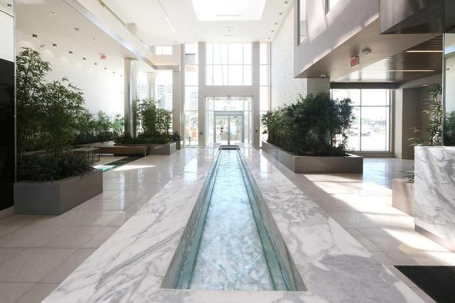909 - 9600 Yonge St, Condo with 1 bedrooms, 1 bathrooms and 1 parking in Richmond Hill ON | Image 1