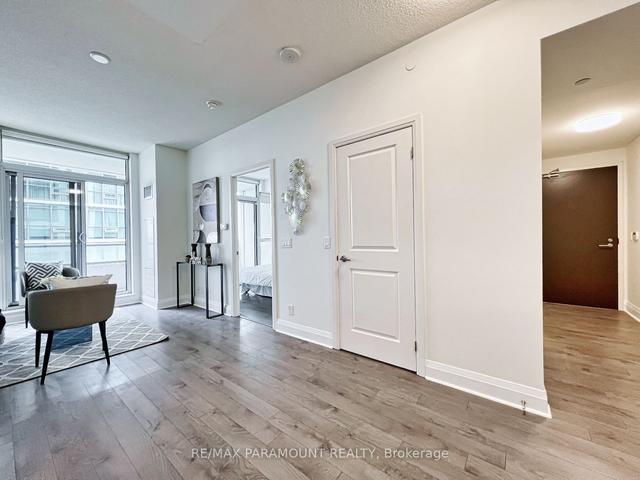 701 - 17 Zorra St, Condo with 1 bedrooms, 1 bathrooms and 0 parking in Toronto ON | Image 3