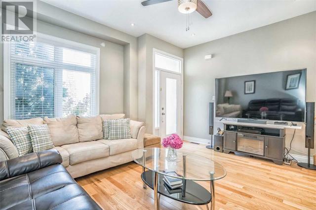 957 The Queensway Way, House attached with 4 bedrooms, 3 bathrooms and 2 parking in Toronto ON | Image 2