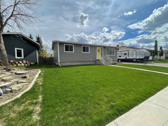 460 4 Avenue E, House detached with 5 bedrooms, 2 bathrooms and 4 parking in Cardston AB | Image 2