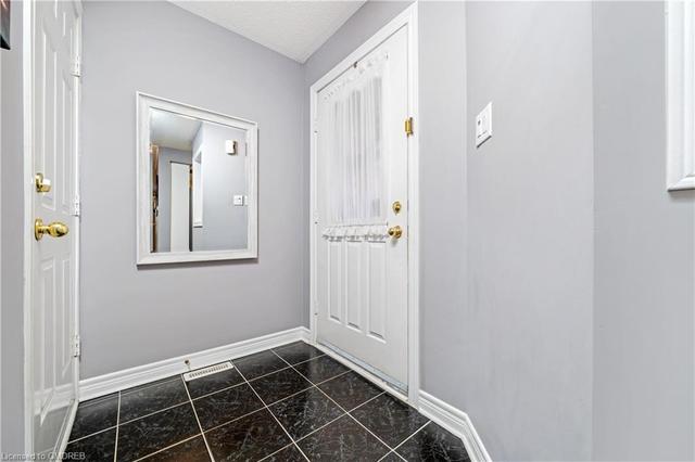 5658 Glen Erin Drive, House attached with 2 bedrooms, 3 bathrooms and 4 parking in Mississauga ON | Image 3
