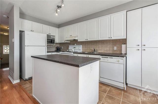 398 Hillsboro Private, Townhouse with 3 bedrooms, 3 bathrooms and 2 parking in Ottawa ON | Image 8