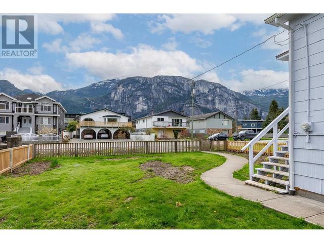 38023 Fifth Avenue, House detached with 4 bedrooms, 1 bathrooms and 2 parking in Squamish BC | Image 4