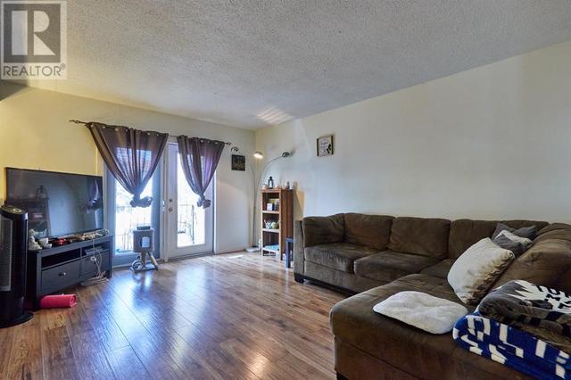1683 4 Avenue Ne, Home with 3 bedrooms, 2 bathrooms and 1 parking in Medicine Hat AB | Image 4