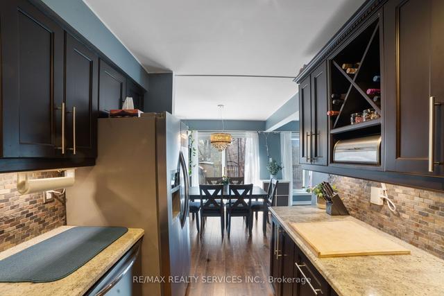 17 - 17 Carisbrooke Crt, Townhouse with 3 bedrooms, 2 bathrooms and 2 parking in Brampton ON | Image 2