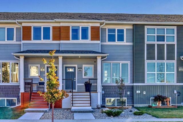 335 Mildred Dobbs Boulevard N, Home with 3 bedrooms, 2 bathrooms and 2 parking in Lethbridge AB | Image 2