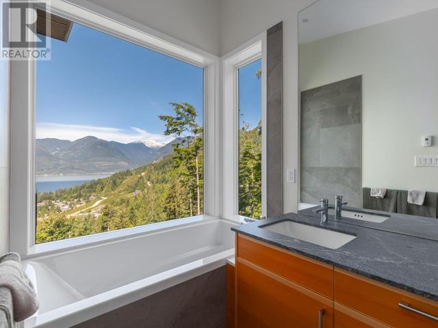 1135 Copper Drive, House detached with 3 bedrooms, 3 bathrooms and 6 parking in Squamish Lillooet D BC | Image 18