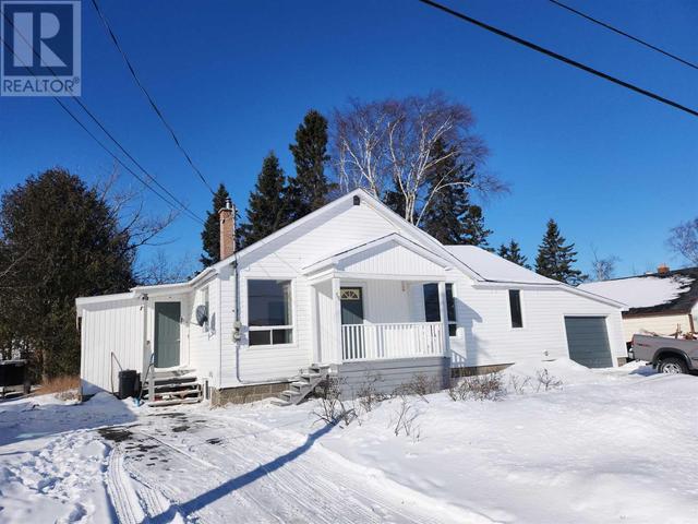 56 First Ave, House detached with 3 bedrooms, 1 bathrooms and null parking in Wawa ON | Image 2