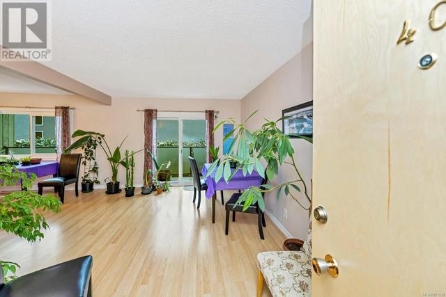 40 - 477 Lampson St, Condo with 3 bedrooms, 1 bathrooms and 1 parking in Esquimalt BC | Image 3